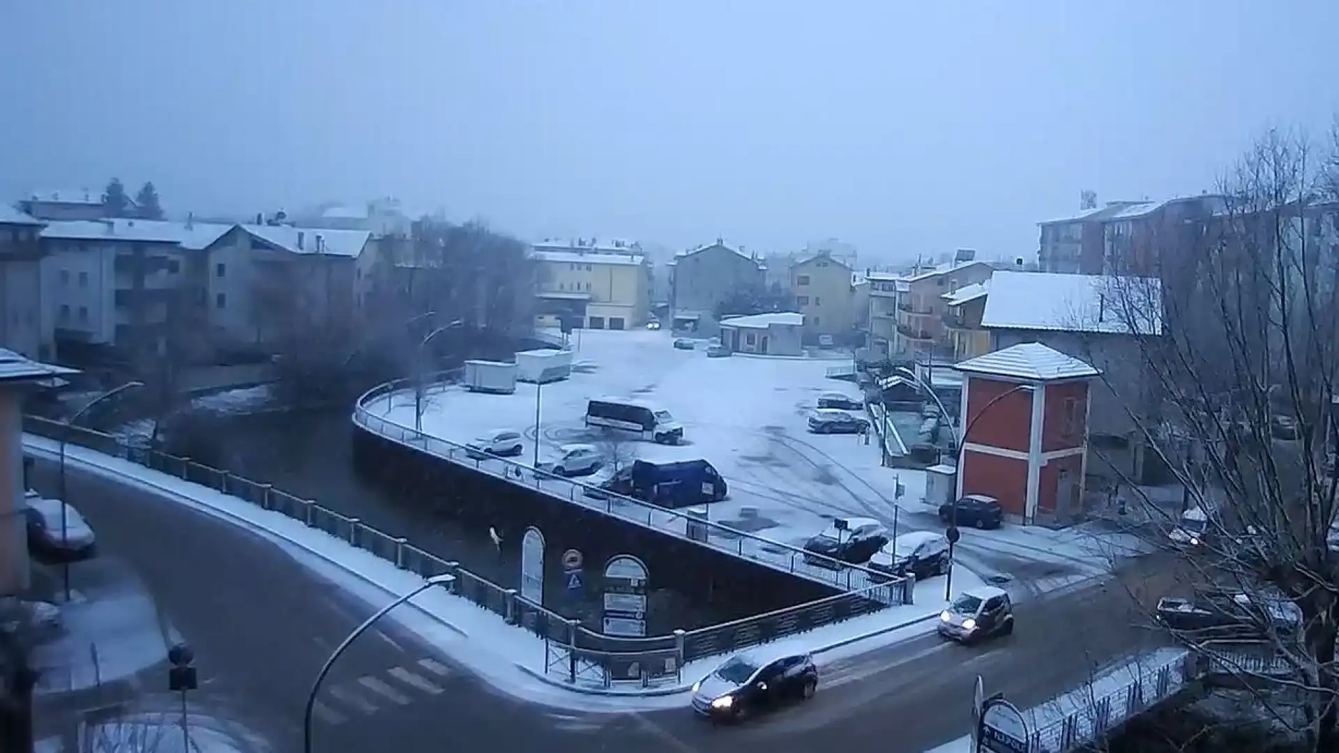 La neve tanto attesa sta cadendo copiosa tra Abruzzo e Molise. In serata attese precipitazioni copiose con quota neve in abbassamento.